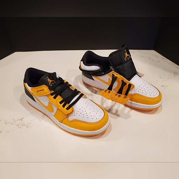 🆕️ NEW Jordan 1 Low FlyEase "White-Taxi" - Picture 2 of 16